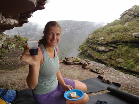 Nosso café da manhã (sanduiche de queijo e vinho) com vista, na parte alta da Cachoeira da Fumaça, próxima à vila do Capão, na Chapada Diamantina - BA